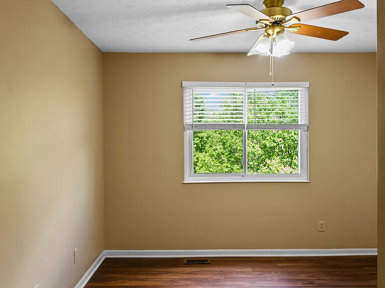 1637 Cantebury Ln — Photo 12