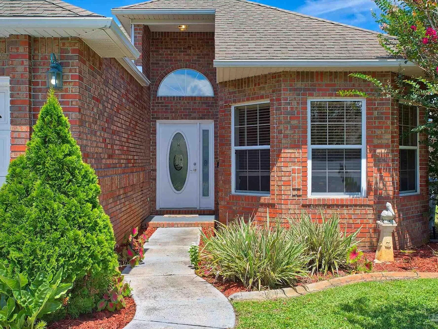 3 bed, 2.0 bath, 1992 sqft, $2,500 — Photo 2