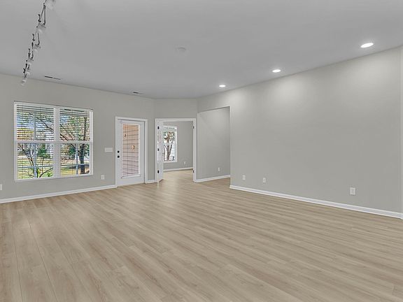 5th image of 407 Waterlily Way
