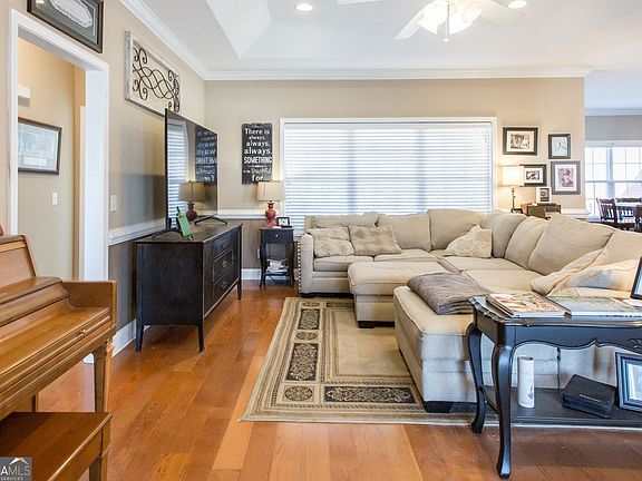 4th image of 851 Carriage Ln