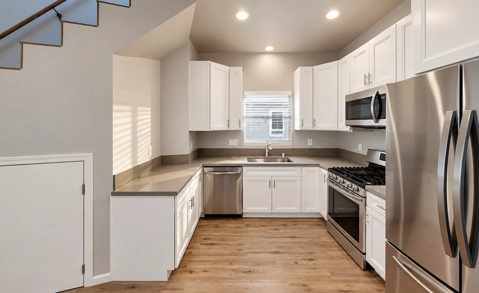 4 bed, 1100 sqft, $5,100 — Photo 3