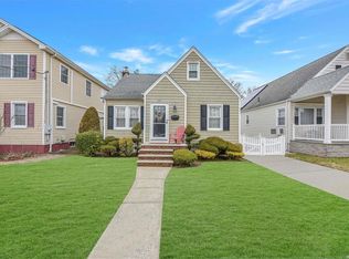 1124 Mosefan St, Franklin Square, NY 11010