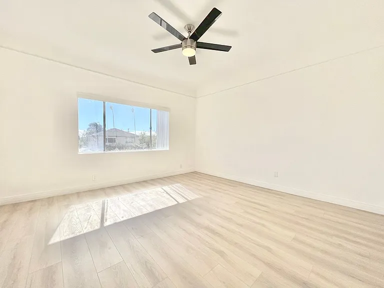 707 W 48th Street — Photo 23