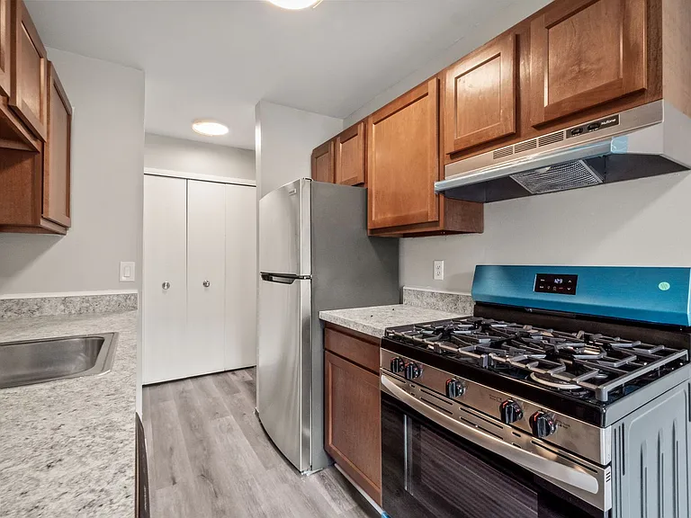Glenwood Apartments — Photo 16