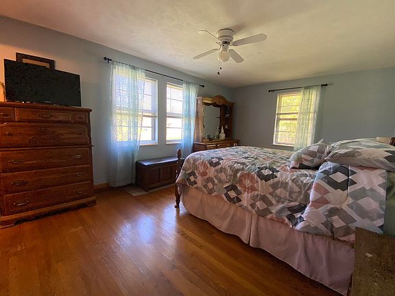 5th image of 77 Sunnyside Dr
