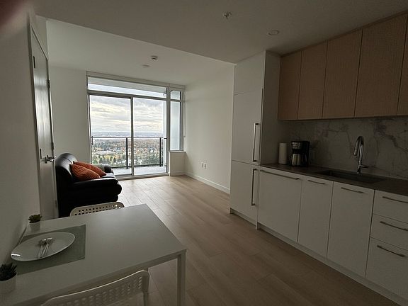 4th image of 6468 Willingdon Ave