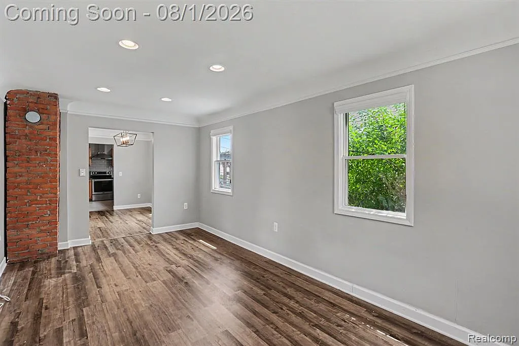 4 bed, 2.0 bath, 1366 sqft, $3,200 — Photo 4