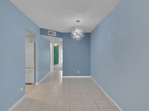 5th image of 9121 Sunrise Lakes Boulevard #113
