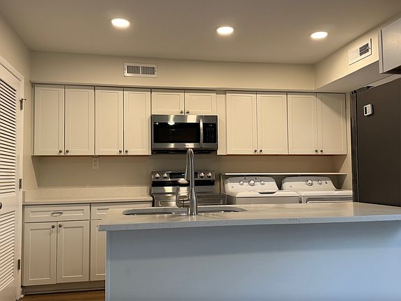 2nd image of 100 Mathews Dr APT 17