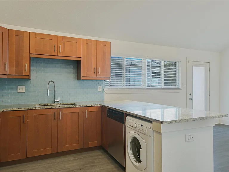 1311 E 52nd St #2 — Photo 6