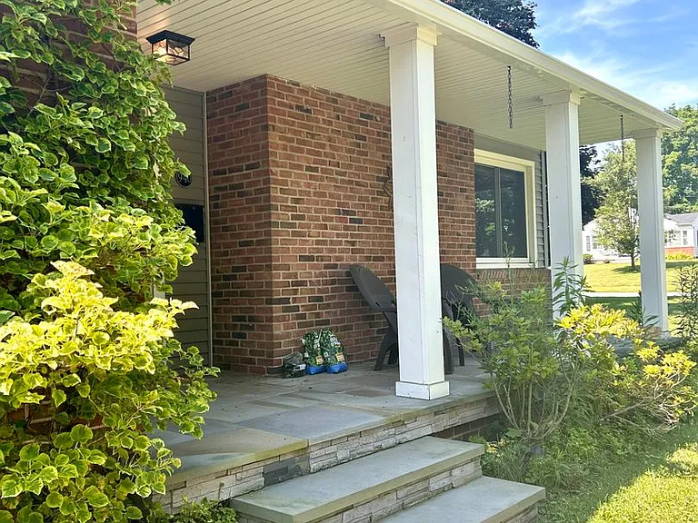 940 Corwin Rd — Photo 5