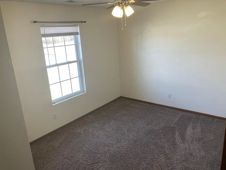 915 Uptegrove Ln — Photo 12