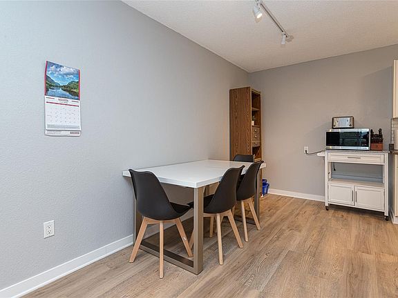 5th image of 218 Bayview Ave #303