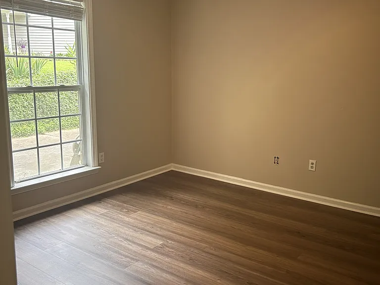 550 Creekwood Xing — Photo 37