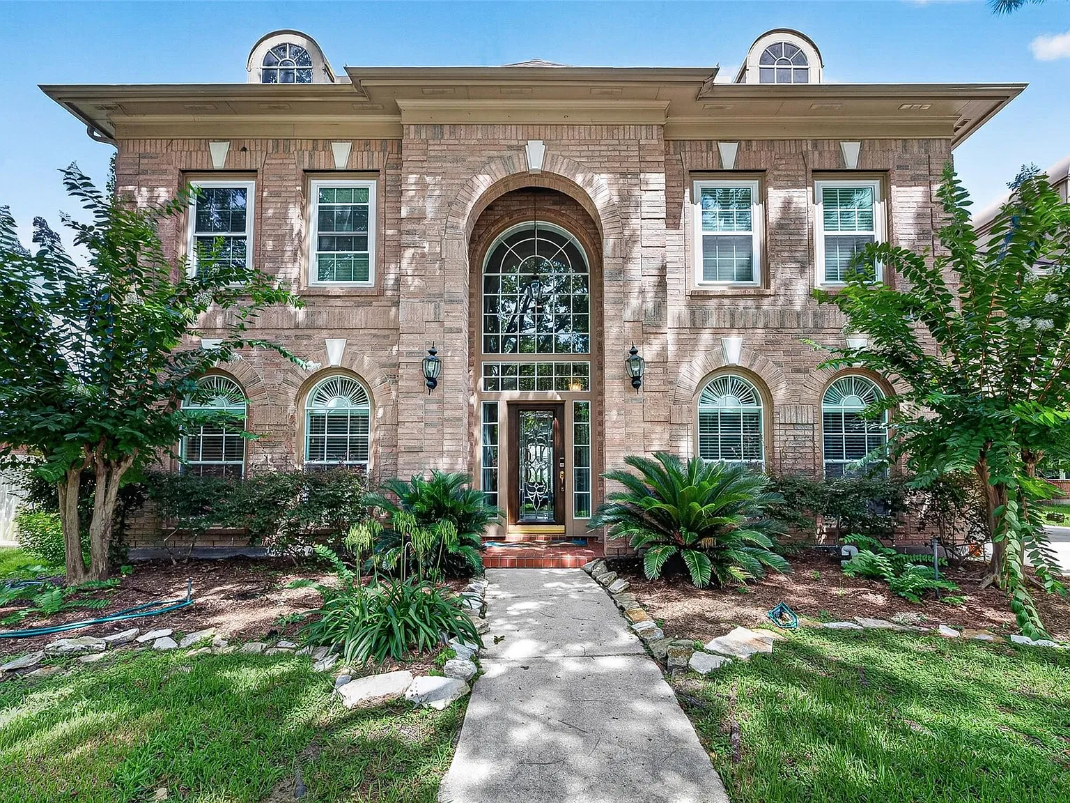 5 bed, 3.5 bath, 4197 sqft, $5,500 — Photo 2