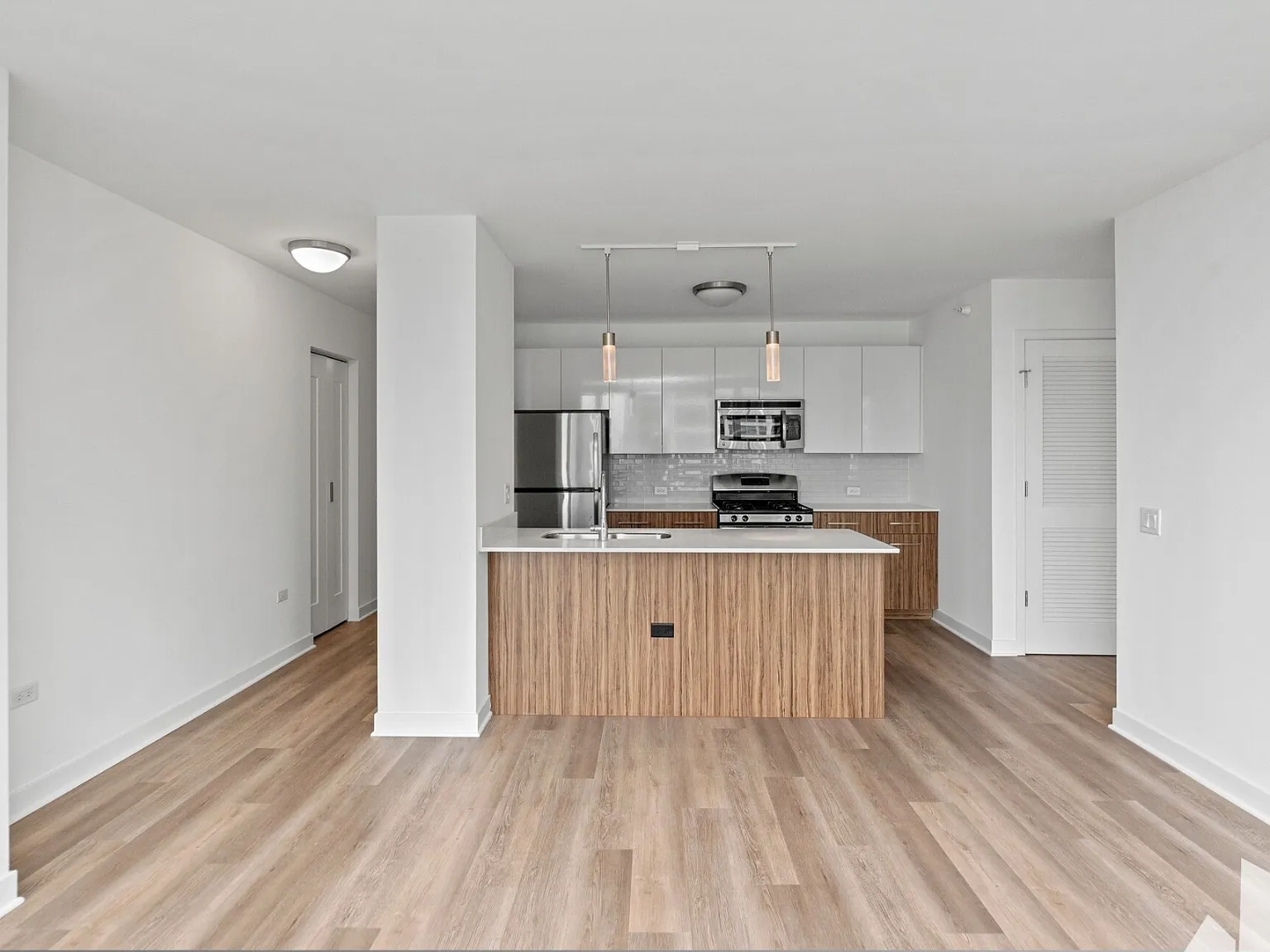 325 W Wolf Point Plz — Photo 2