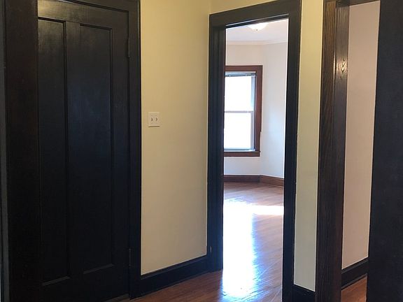 4th image of 2208 W Ainslie St #1