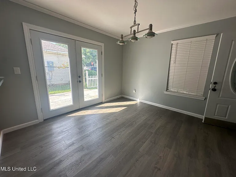 1113 Beach Ave — Photo 4