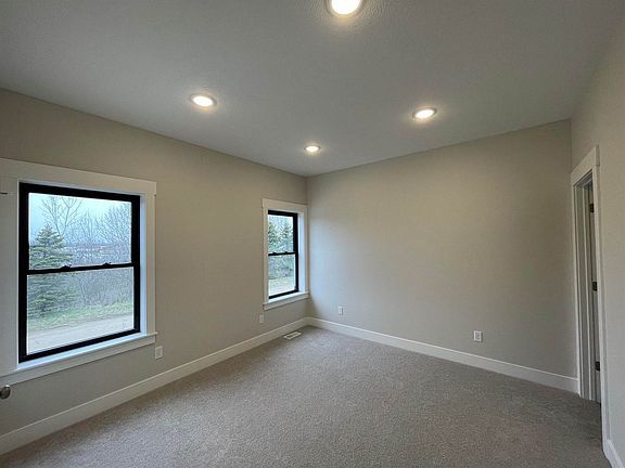 3rd image of 847 Winchester St