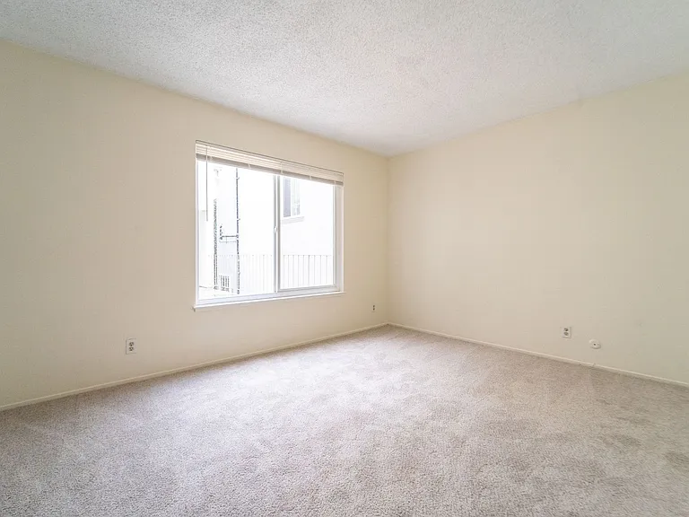 Euclid Apartments — Photo 8