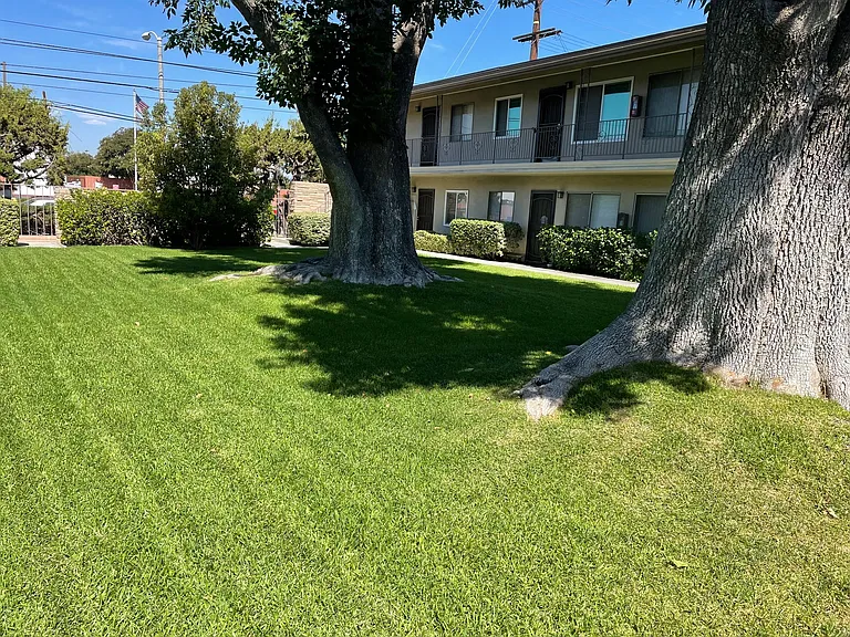 1842-1848 W Valencia Dr — Photo 2