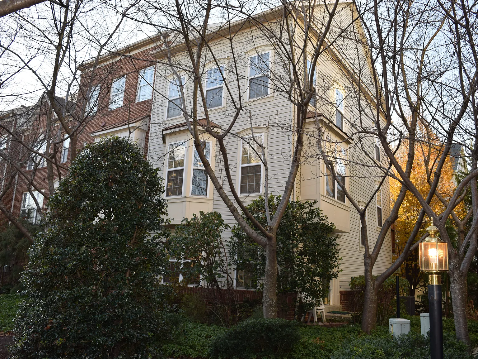 4 bed, 3.5 bath, 1960 sqft, $3,300 — Photo 4