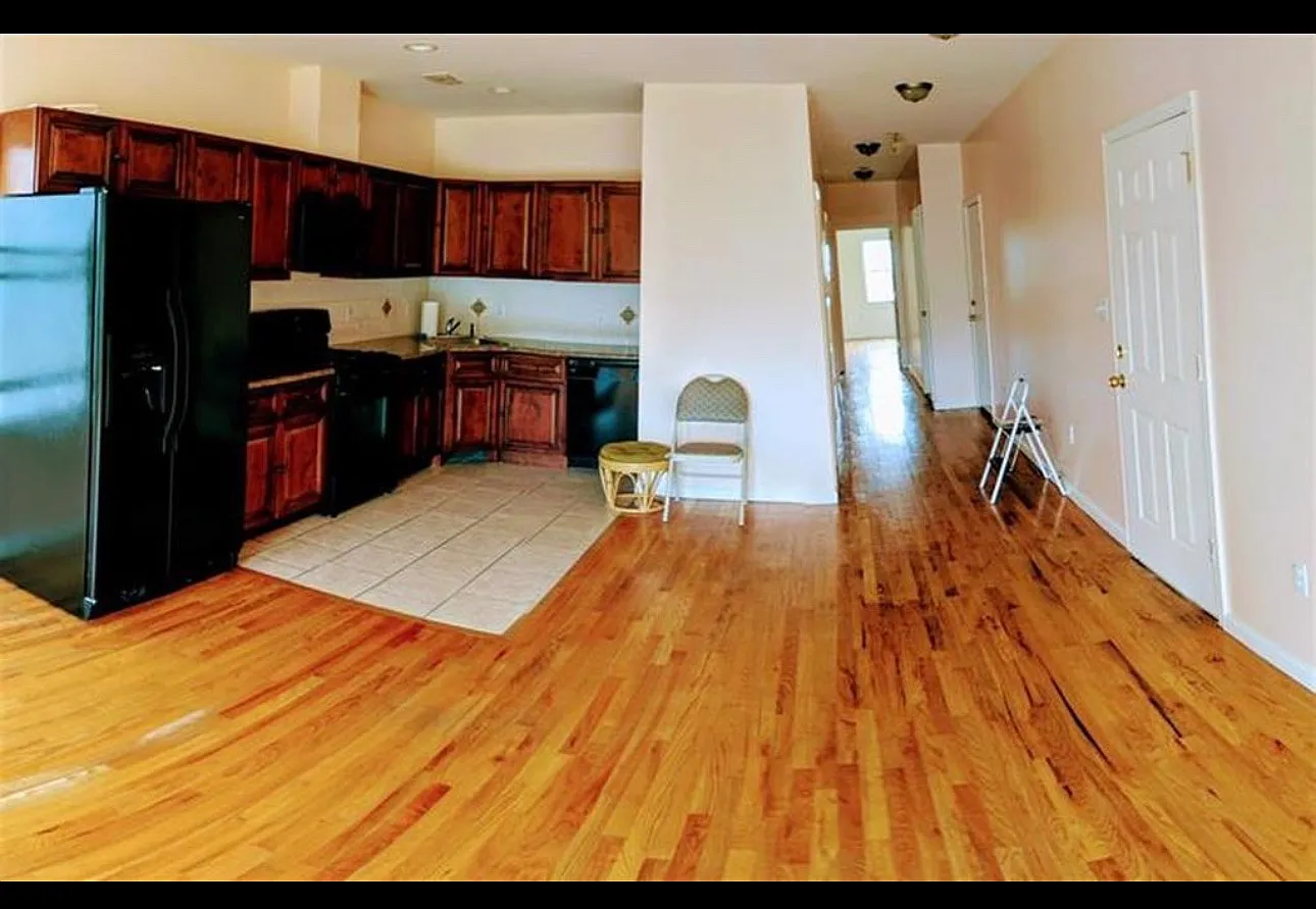 3 bed, 1600 sqft, $2,700 — Photo 1