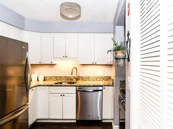 902 Springbrook Cir, Portsmouth, NH 03801