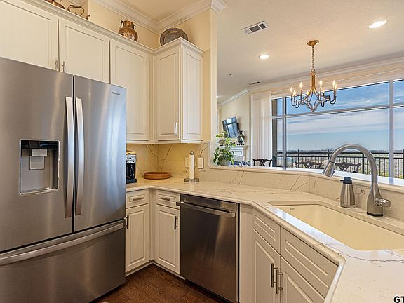 3rd image of 2801 Wexford Dr #1303