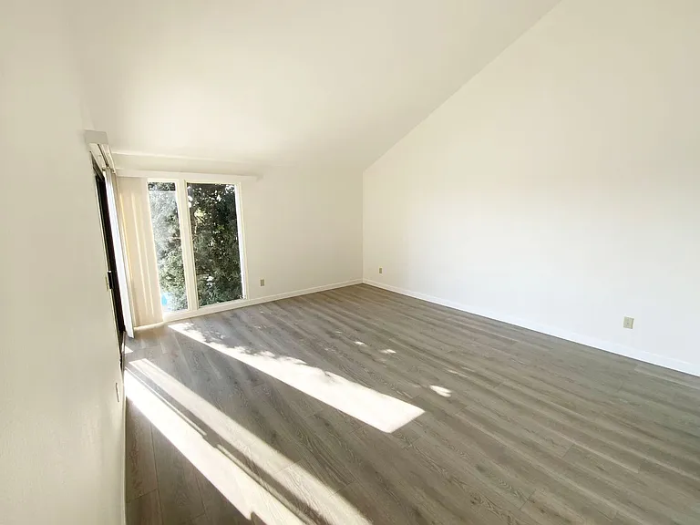 80 Kingston Ct W — Photo 15