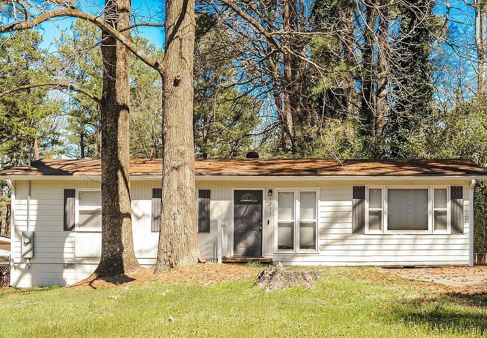 1233 Carolyn St