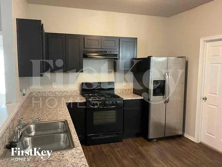 233 NE 21st Ct — Photo 6