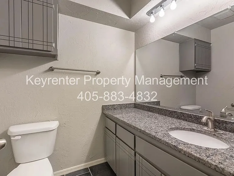 9016-9020 N Rockwell Dr — Photo 17