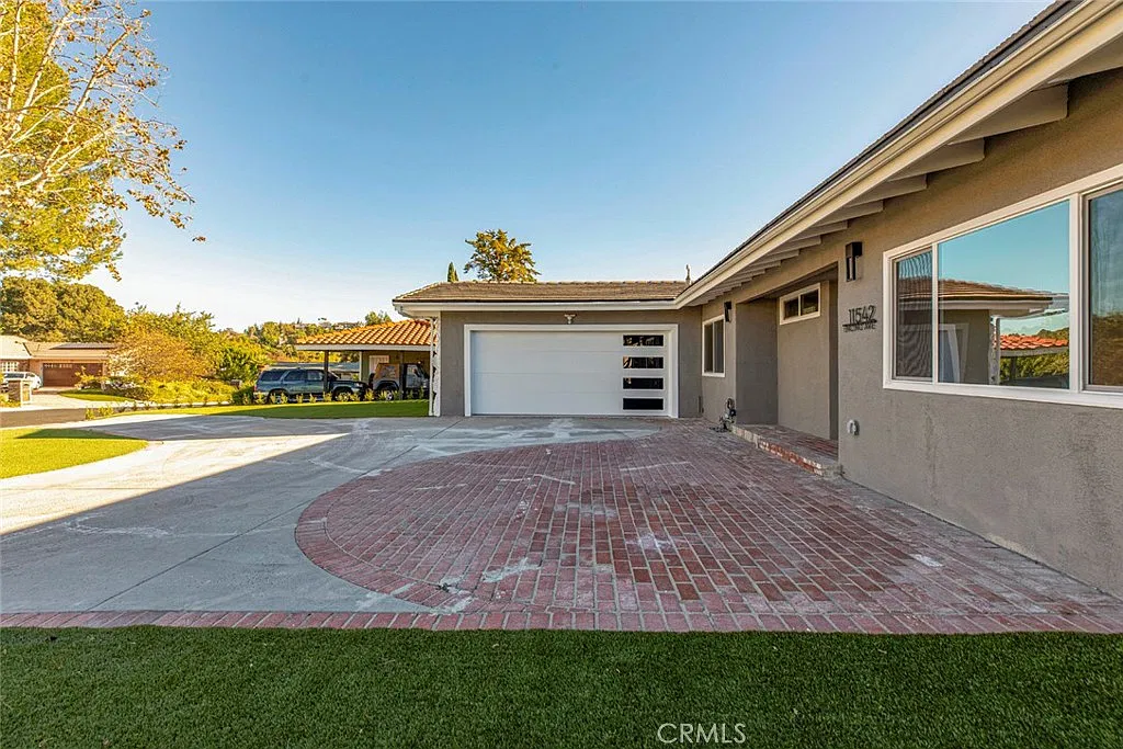 5 bed, 5.5 bath, 2264 sqft, $13,000 — Photo 2