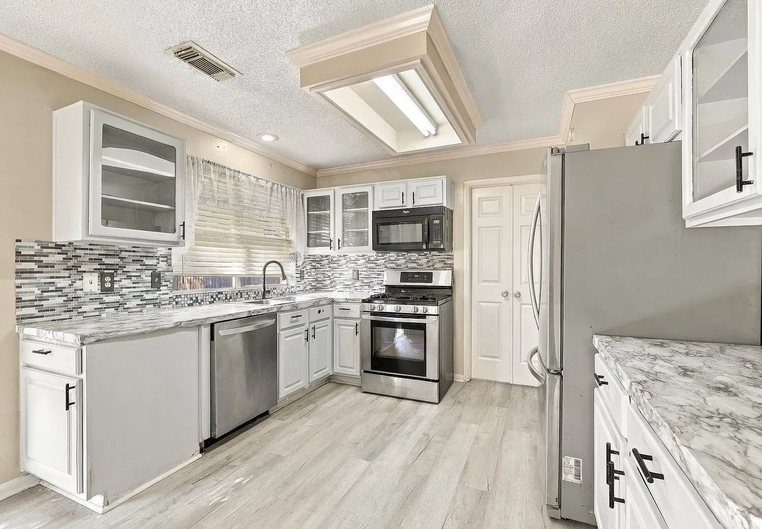4 bed, 2.5 bath, 2376 sqft, $2,150 — Photo 4
