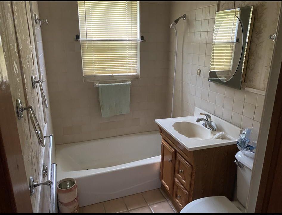 1st image of 2312 NE 23rd St