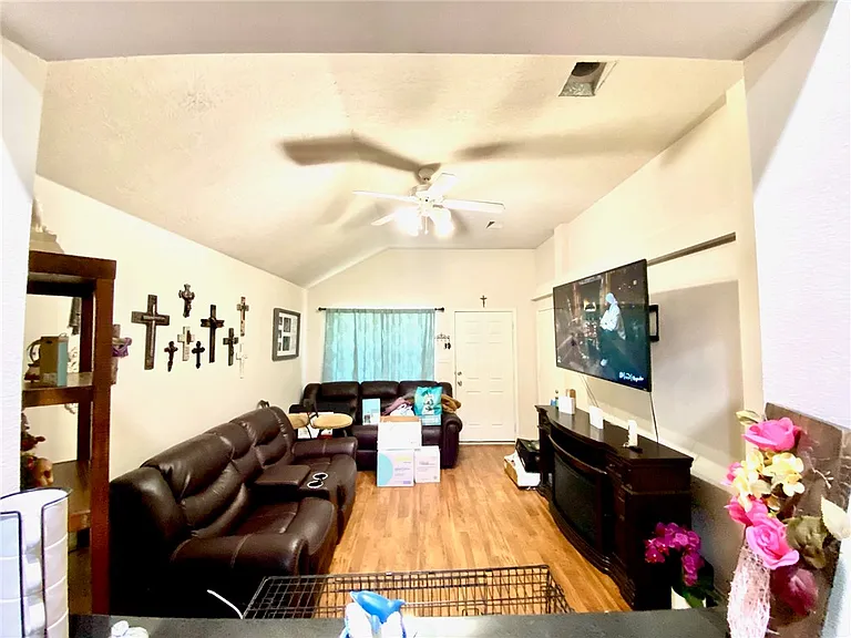 911 Crested Point Dr — Photo 4