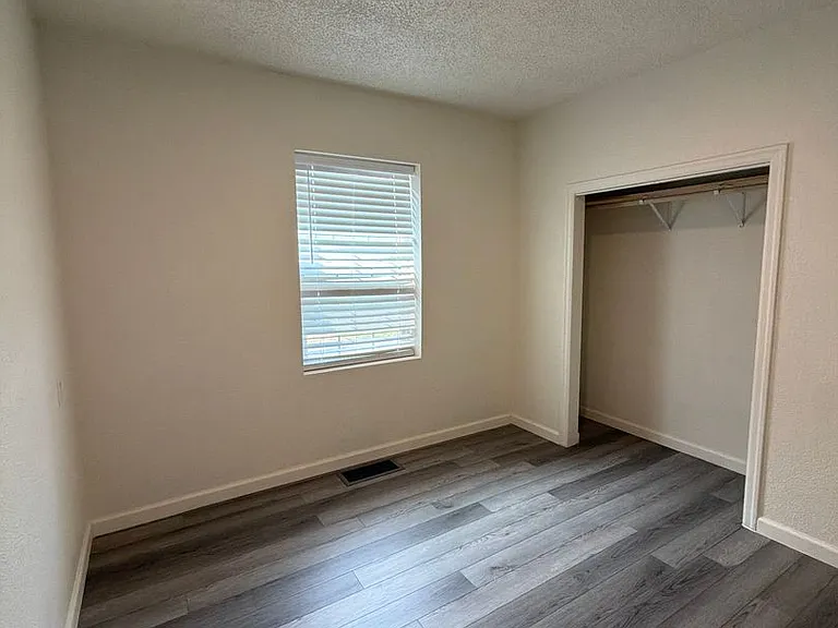 2410 Englewood Ave — Photo 12