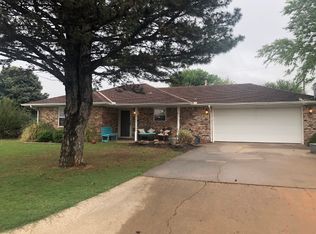 525 Skyview Dr, Watonga, OK 73772