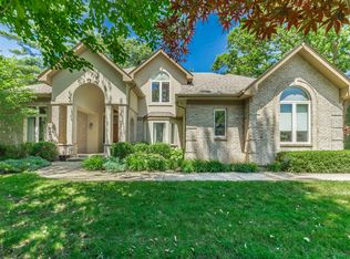 310 Belle Foret Dr, Lake Bluff, IL 60044