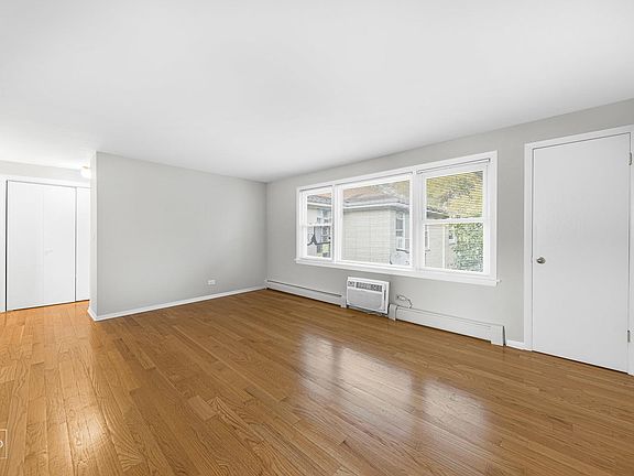 3rd image of 5700 W Montrose Ave