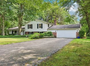 181 Greenbrier Dr, Chagrin Falls, OH 44022
