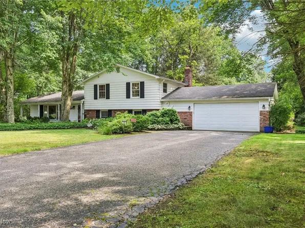 181 Greenbrier Dr, Chagrin Falls, OH 44022