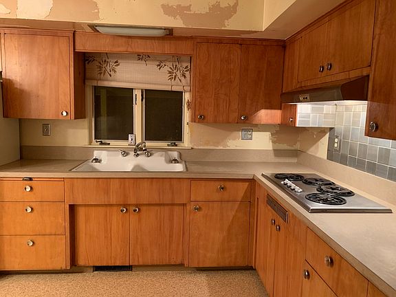 2nd image of 23 Oakwood Dr