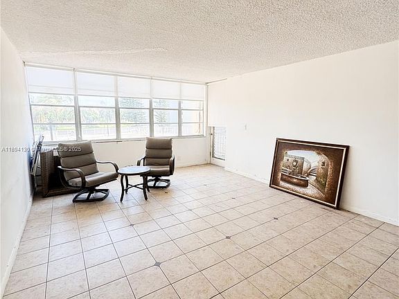5th image of 2025 NE 164th St APT 206