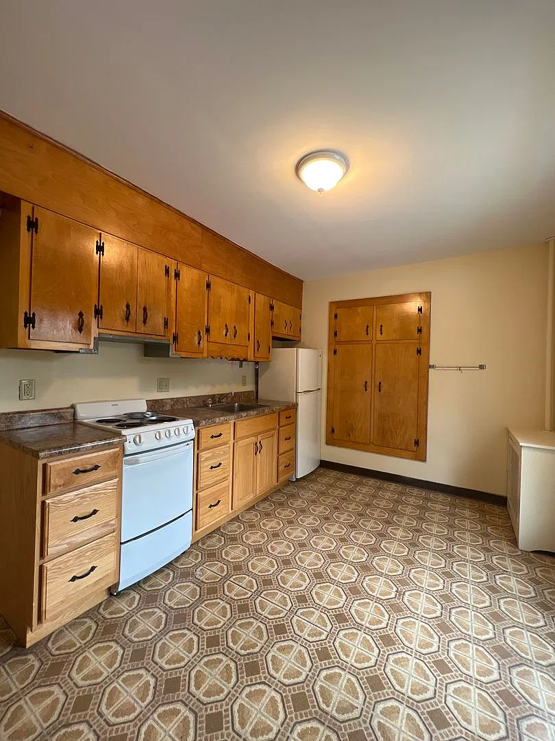 724 W College Ave — Photo 1