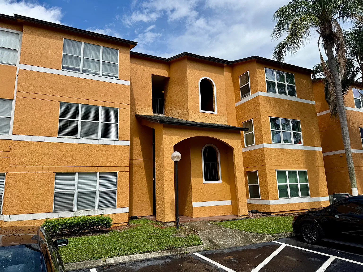 2 bed, 1054 sqft, $1,590 — Photo 1