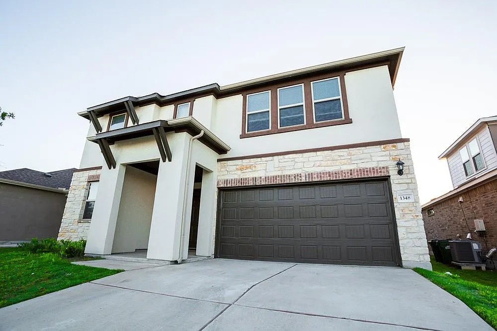 5 bed, 3.5 bath, 2673 sqft, $2,400 — Photo 2