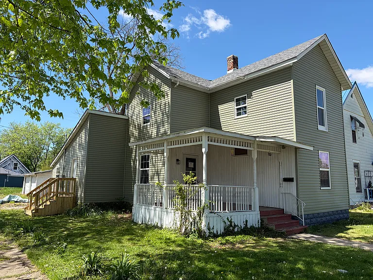 205 N F St — Photo 3
