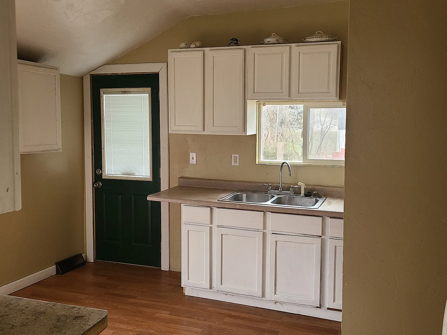 5 bed, 1600 sqft, $1,600 — Photo 2